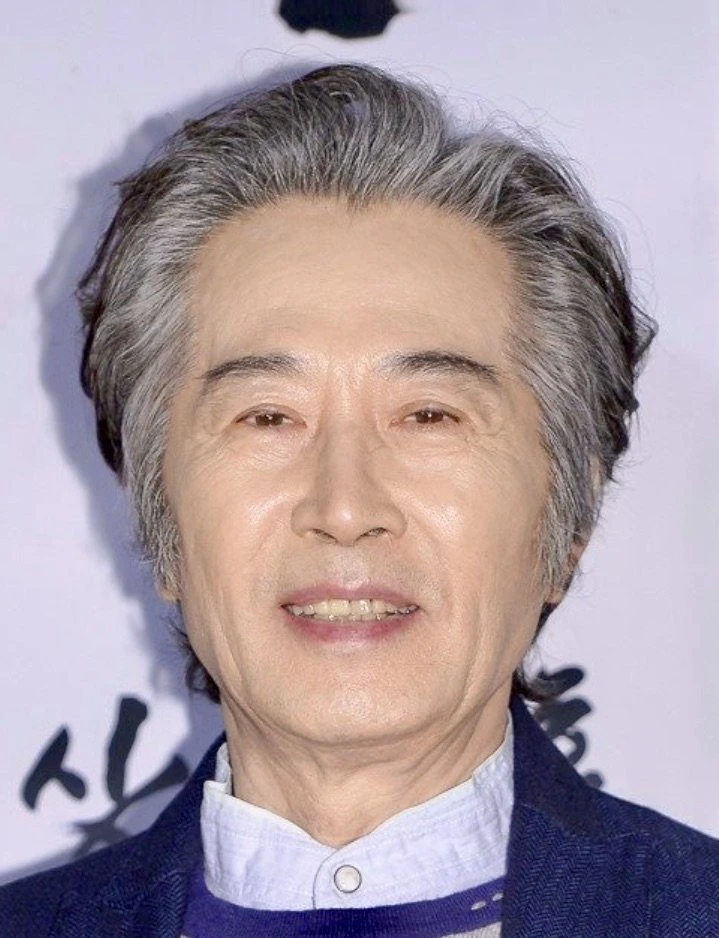 Baek  Yoon Shik